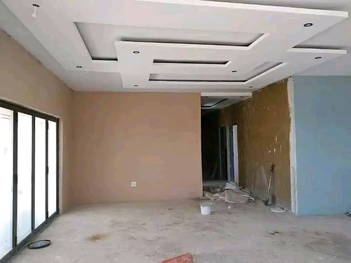 Multi-layer suspended ceiling with recessed lighting installation